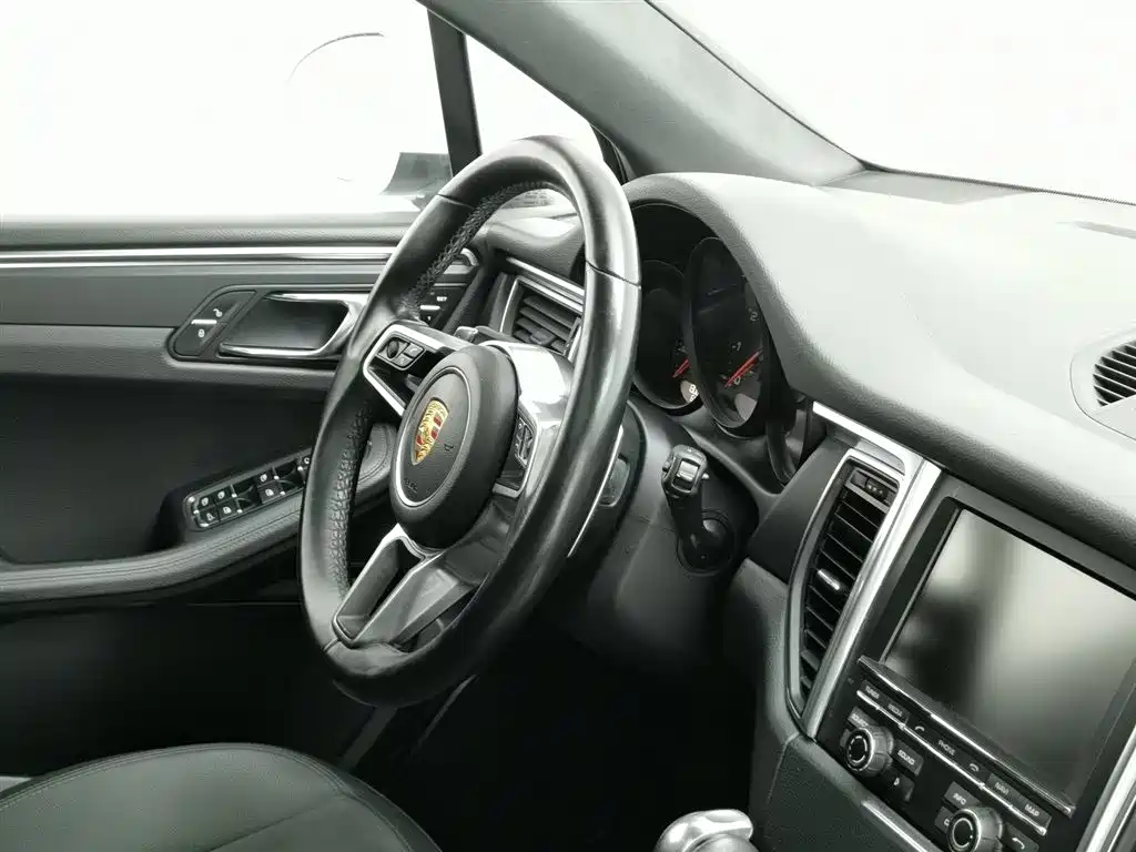Porsche Macan 2017 — фото 22
