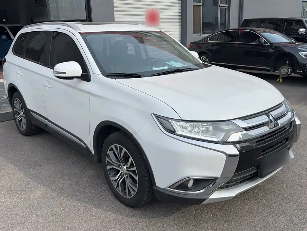 Mitsubishi Outlander 2018 — фото 11