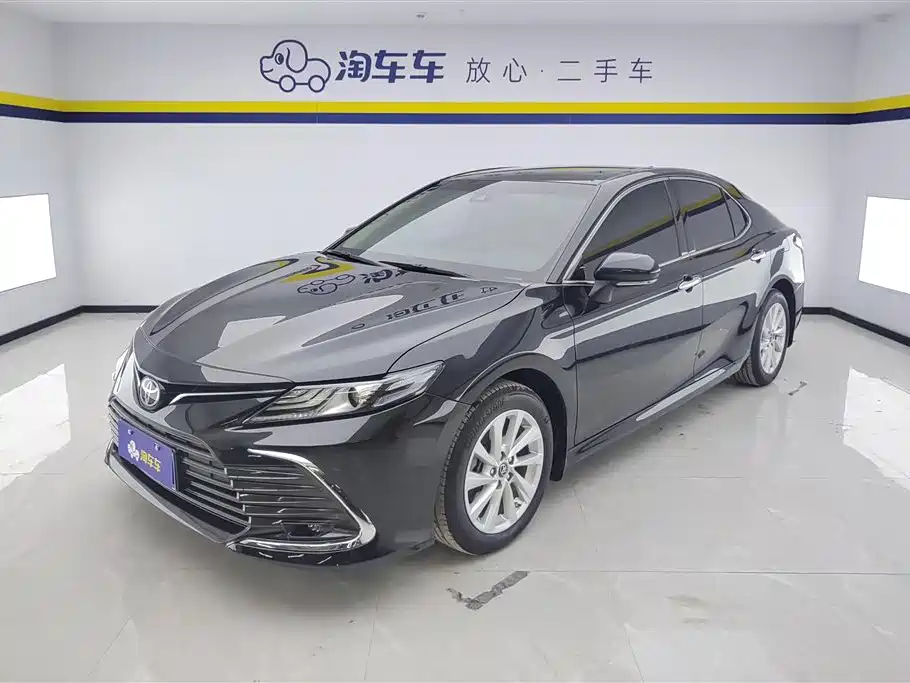 Toyota Camry 2021 — фото 1