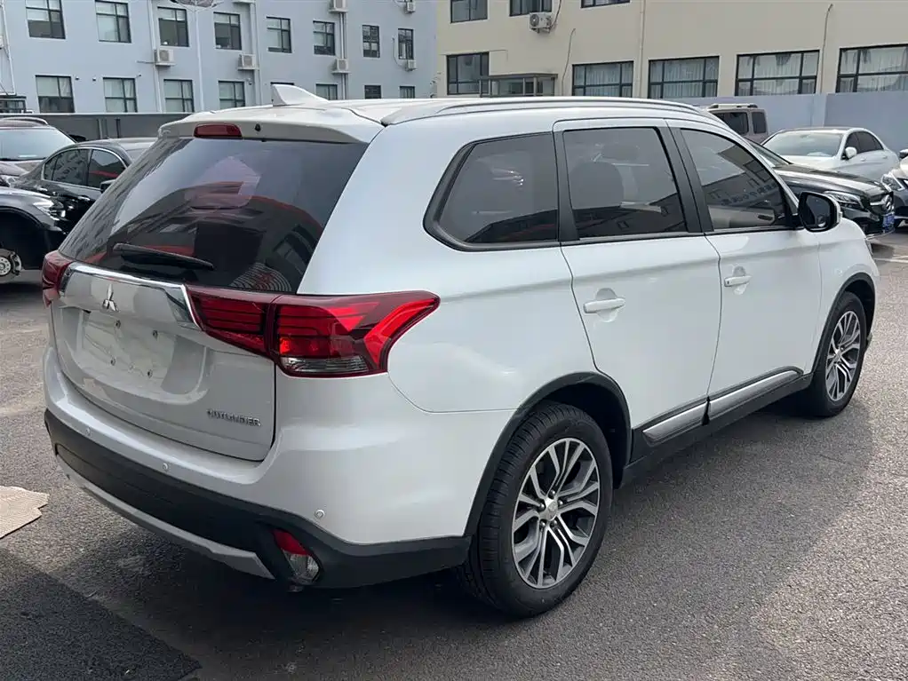 Mitsubishi Outlander 2018 — фото 13