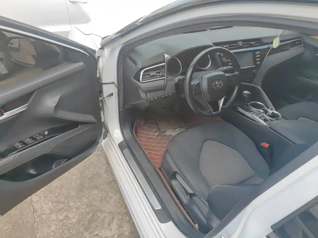 Toyota Camry 2018 — фото 16
