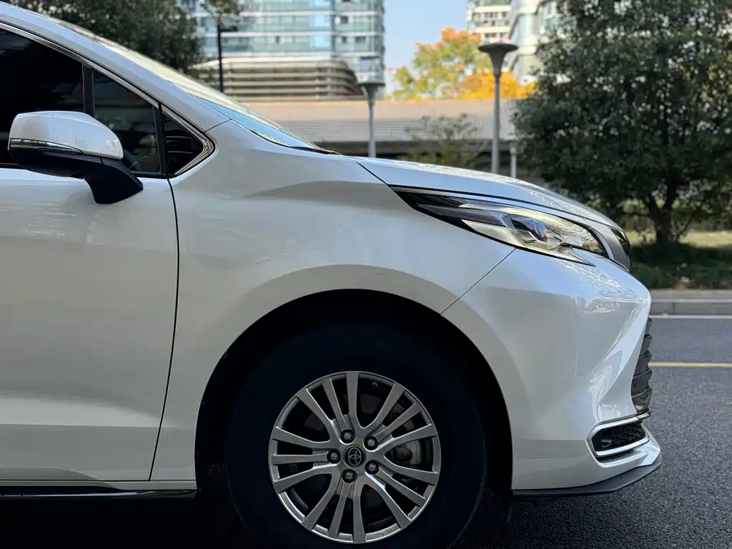 Toyota Sienna 2023 — фото 11