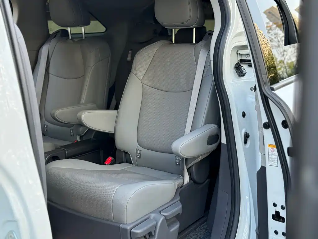 Toyota Sienna 2023 — фото 14