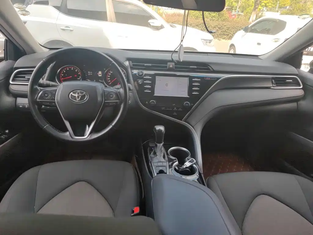 Toyota Camry 2018 — фото 10