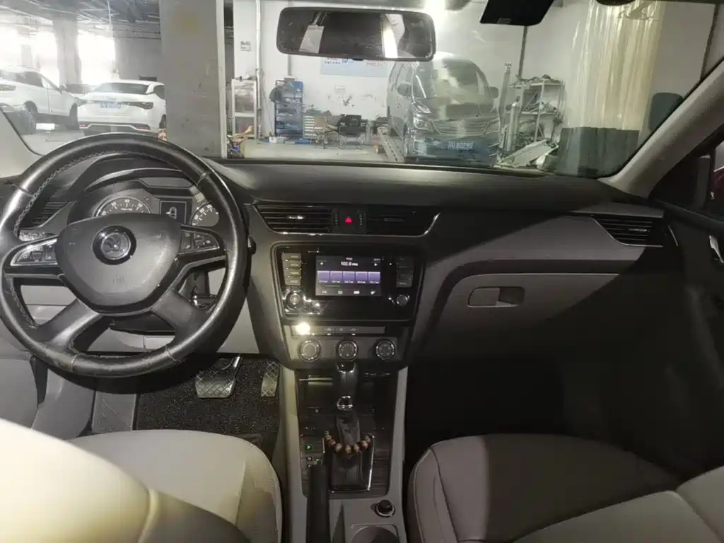 Skoda Octavia 2015 — фото 10
