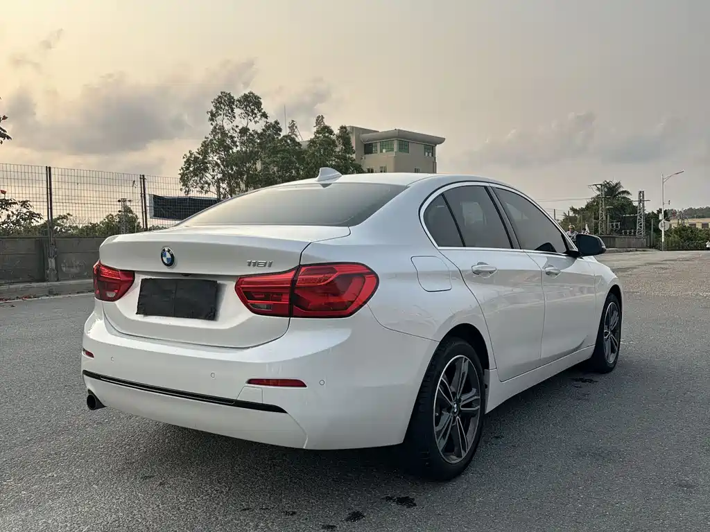 BMW 1 Series 2019 — фото 9