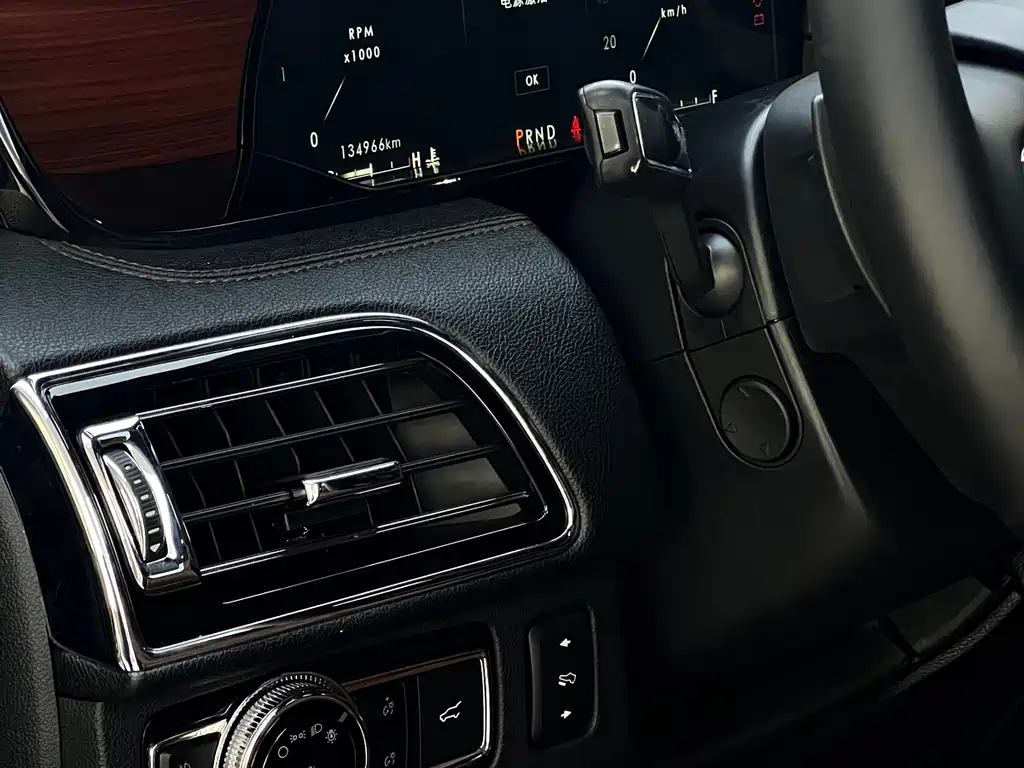 Lincoln Navigator 2019 — фото 17