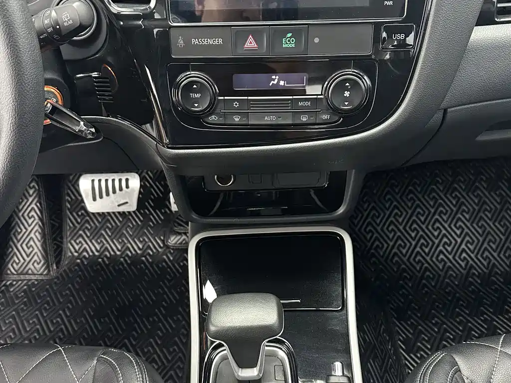 Mitsubishi Outlander 2023 — фото 15
