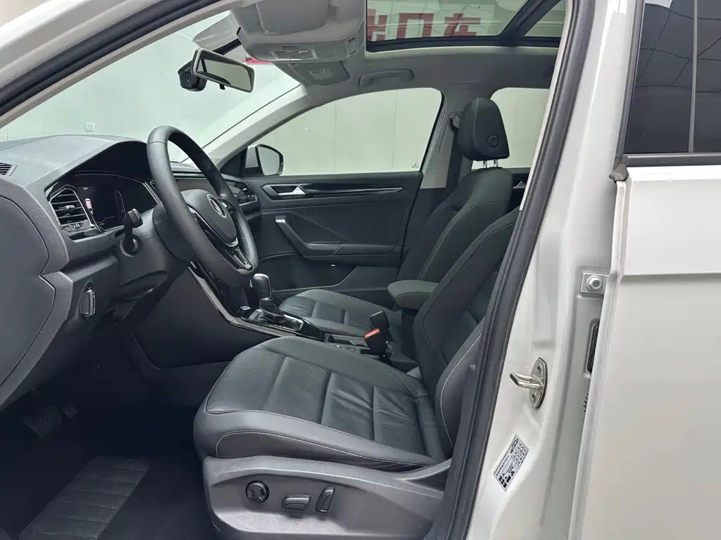 Volkswagen T-Roc 2023 — фото 4