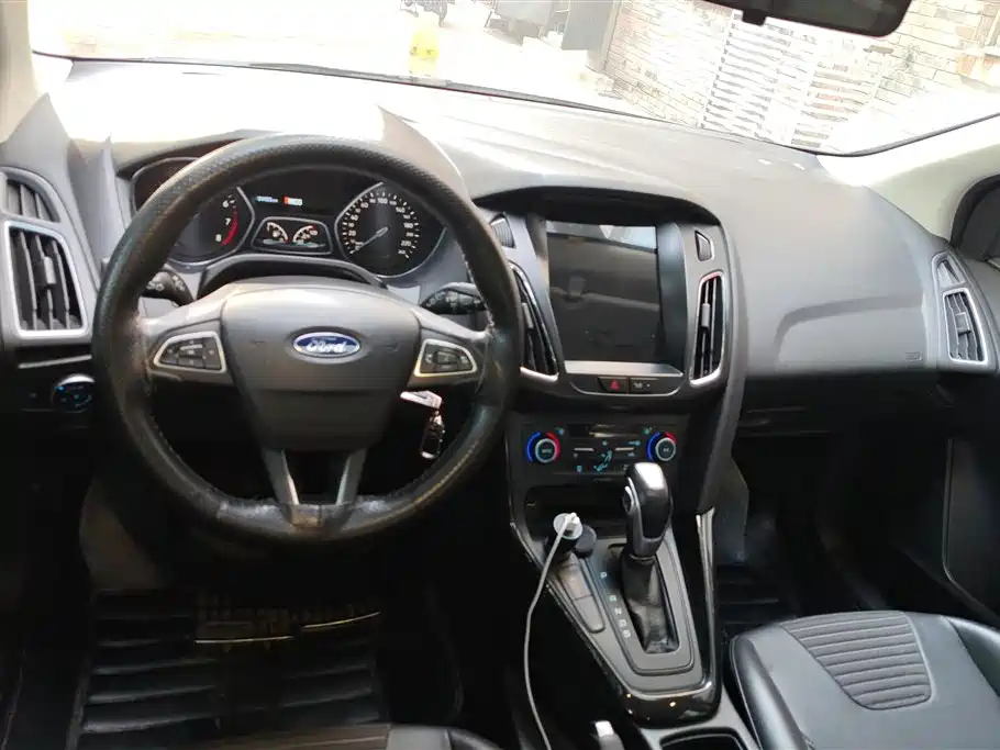 Ford Focus 2019 — фото 12