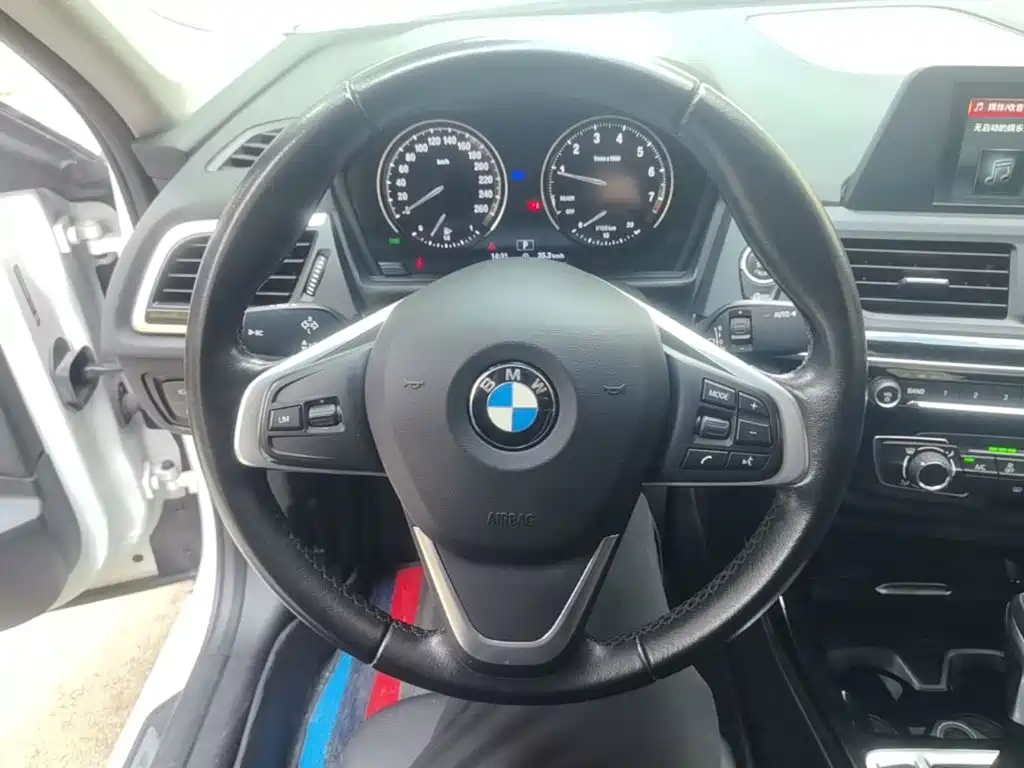 BMW 1 Series 2018 — фото 11