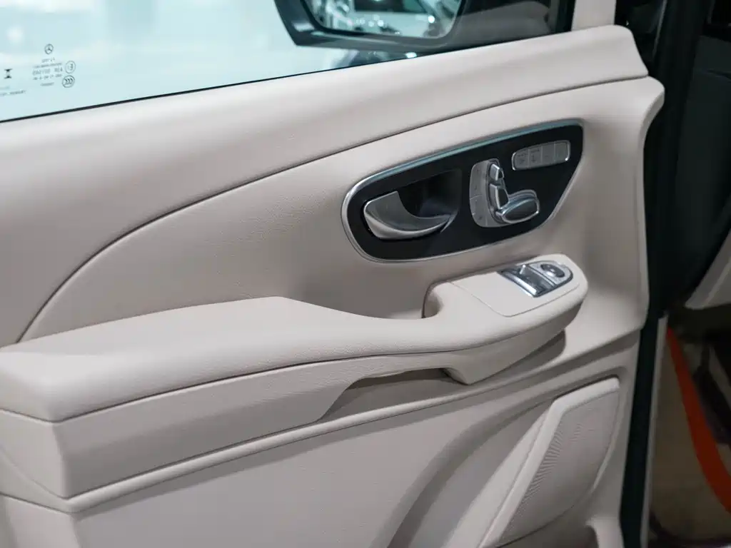 Mercedes-Benz V-Class 2023 — фото 11