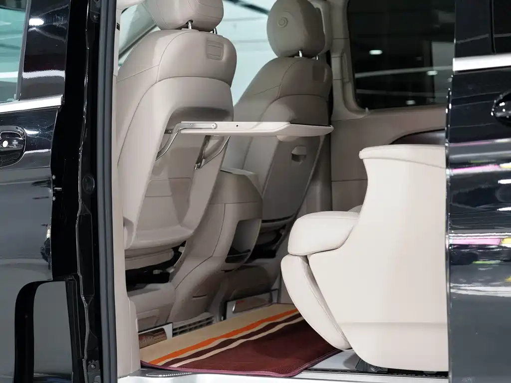 Mercedes-Benz V-Class 2023 — фото 18