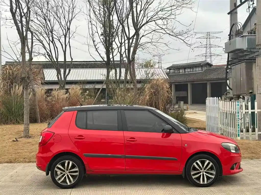 Skoda Fabia 2014 — фото 11