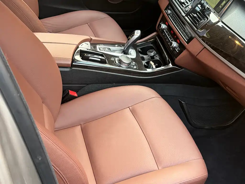 BMW 5 Series 2017 — фото 11