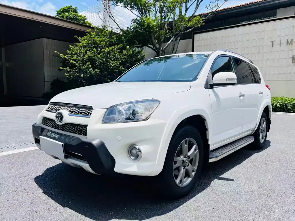 Toyota RAV4 2013 — фото 1