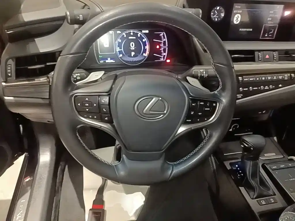Lexus ES 2019 — фото 11