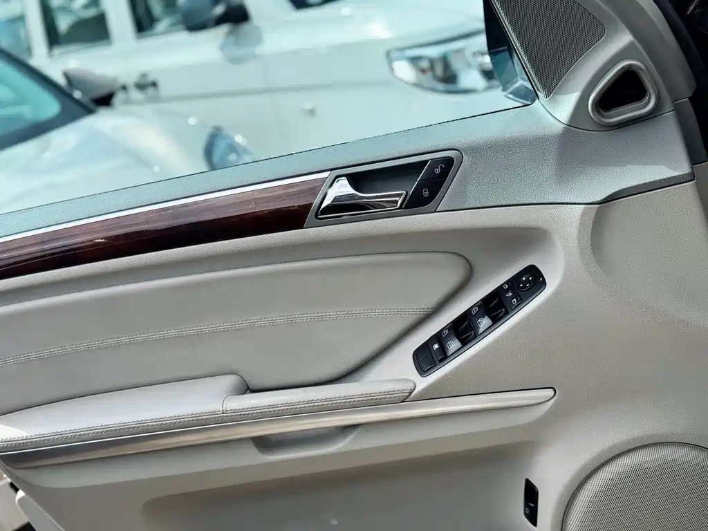 Mercedes-Benz M-Class 2010 — фото 10