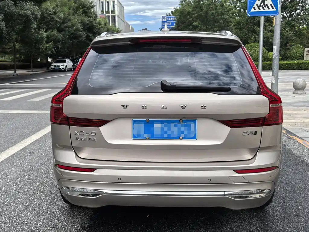 Volvo XC60 2023 — фото 3