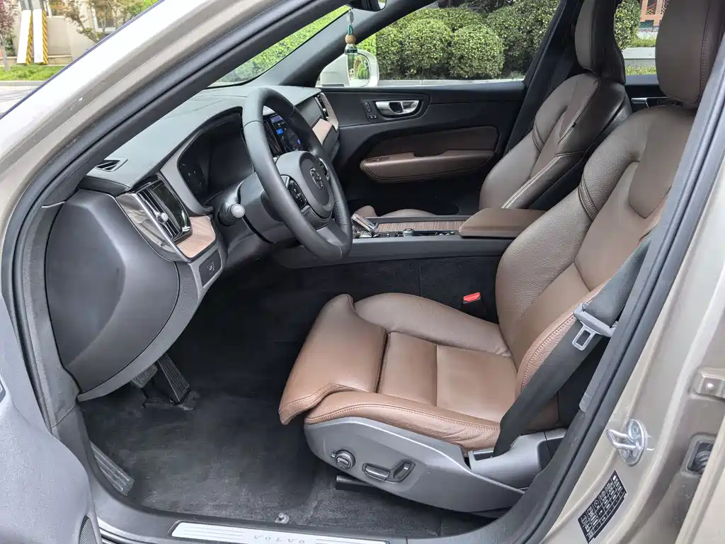 Volvo XC60 2023 — фото 25