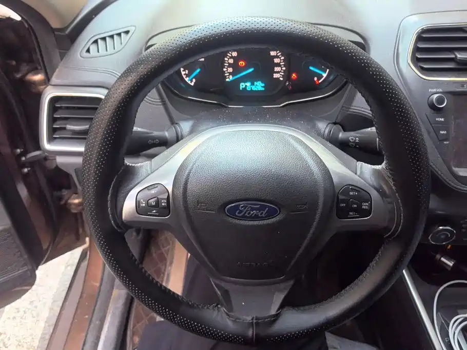Ford Escort 2017 — фото 15
