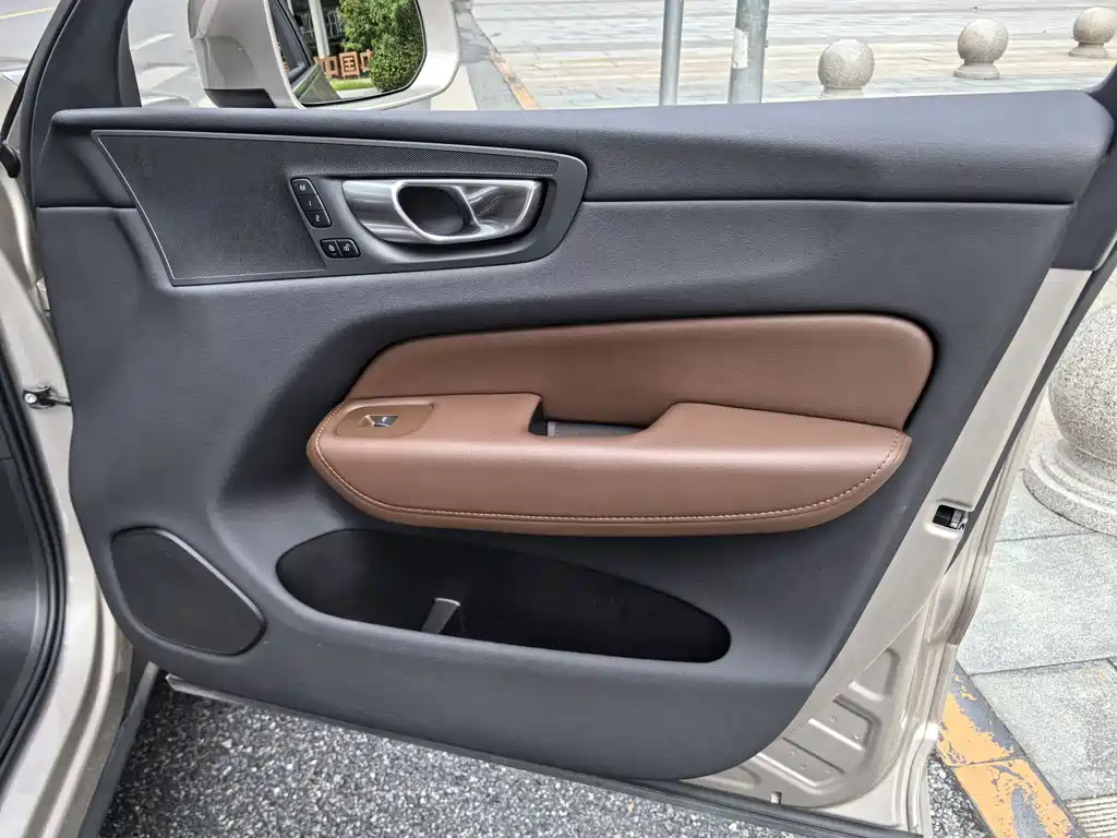 Volvo XC60 2023 — фото 10