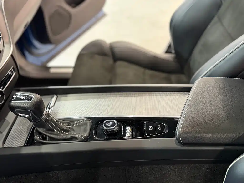 Volvo XC60 2018 — фото 10
