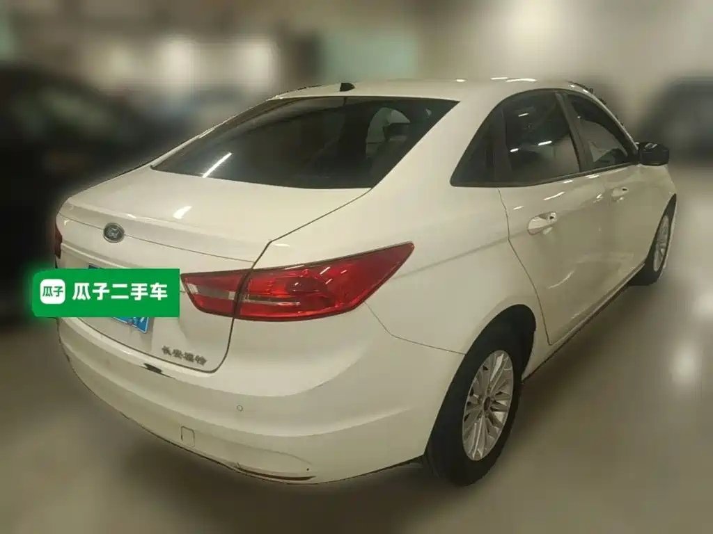 Ford Escort 2015 — фото 12