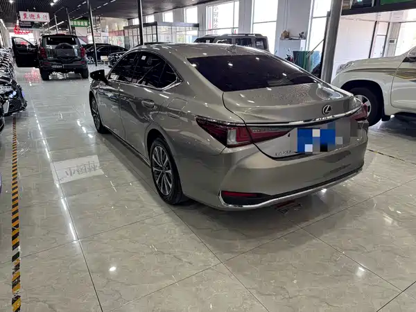 Lexus ES 2023