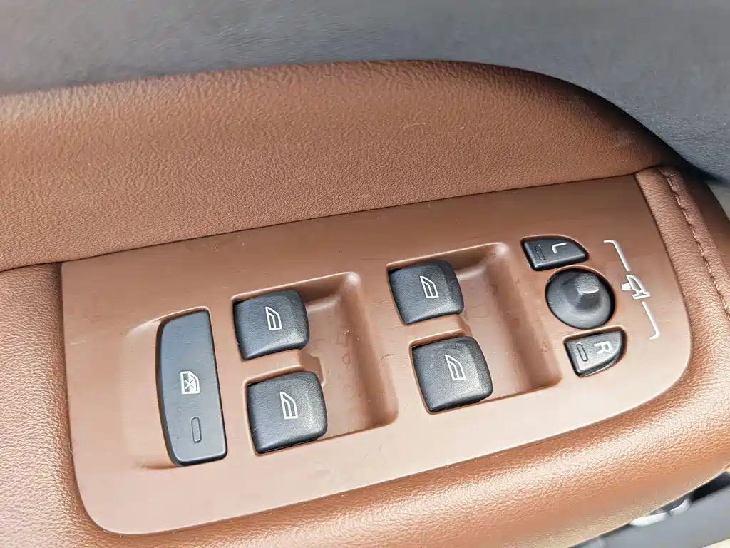 Volvo XC60 2023 — фото 16