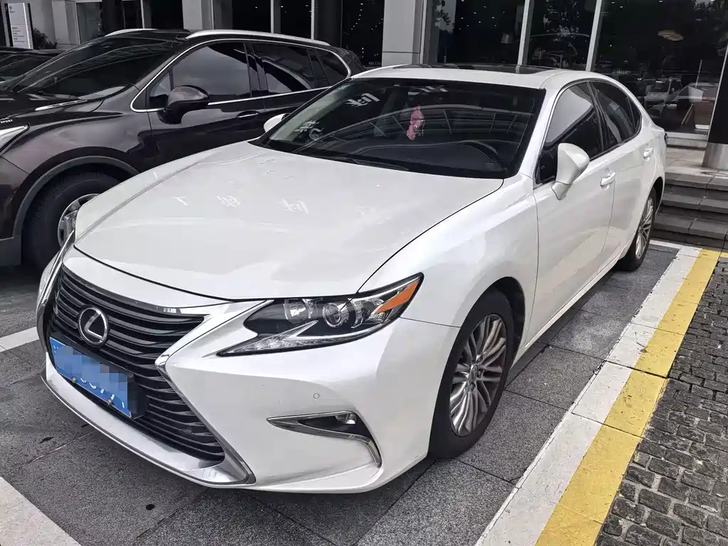Lexus ES 2016 — фото 1