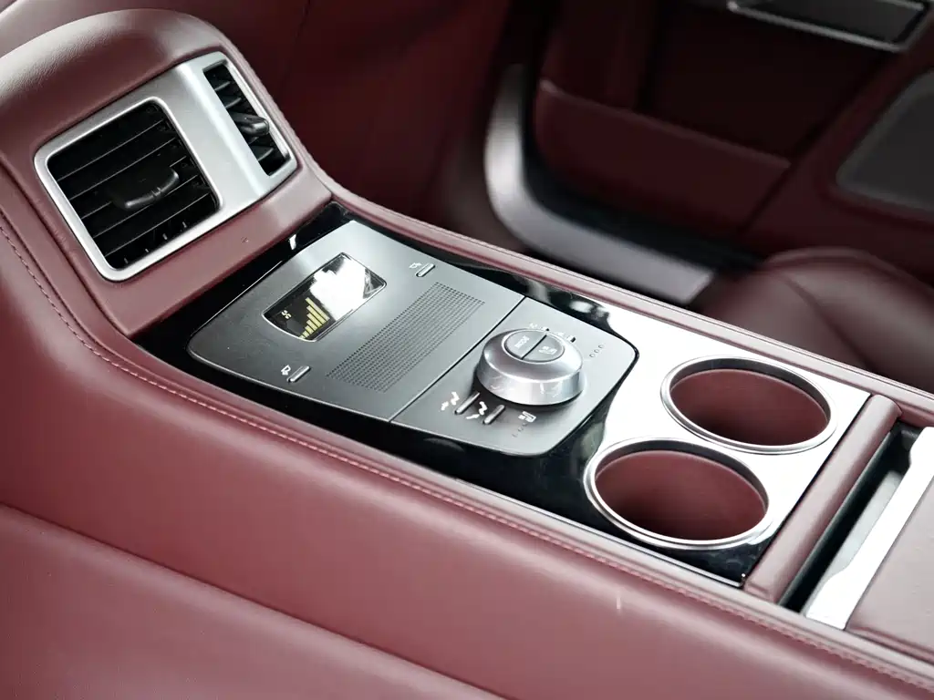 Aston Martin Rapide 2016 — фото 15