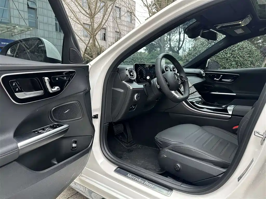 Mercedes-Benz C-Class 2025 — фото 4