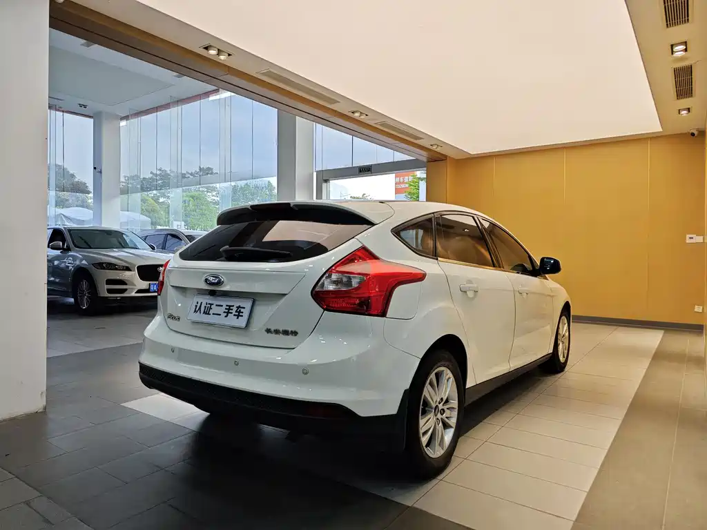 Ford Focus 2015 — фото 28