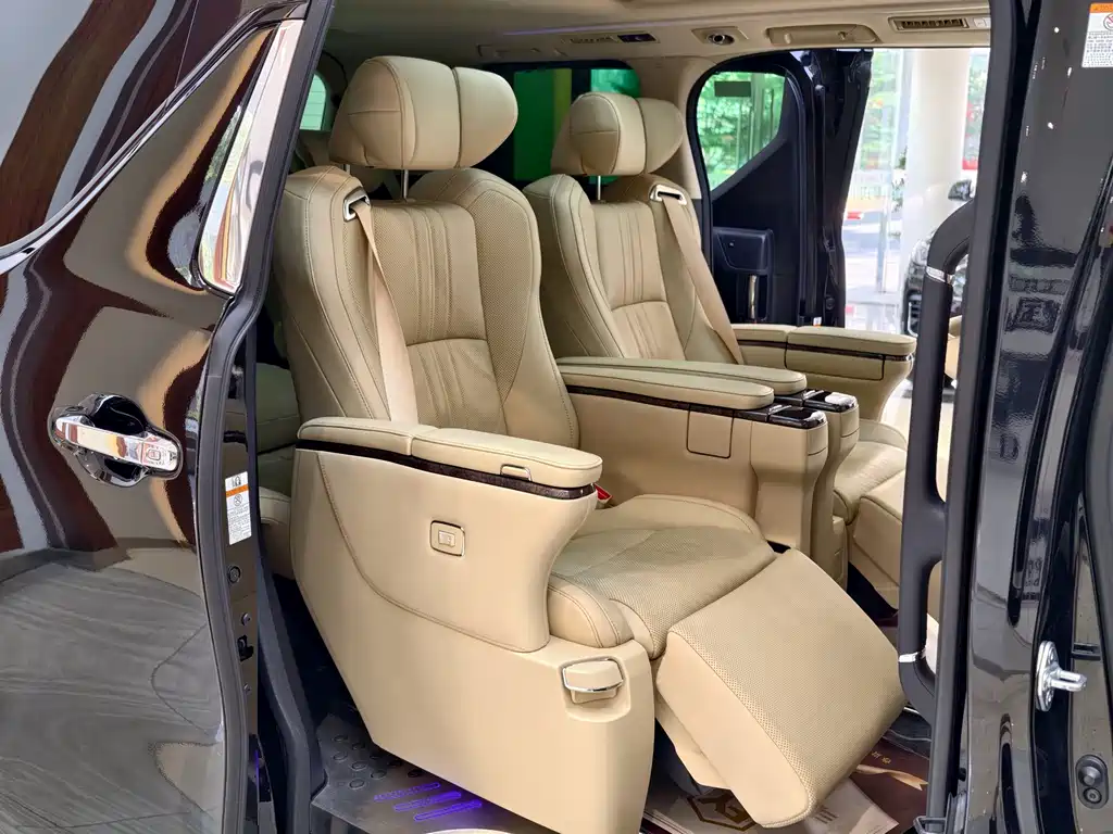 Toyota Vellfire 2022 — фото 13