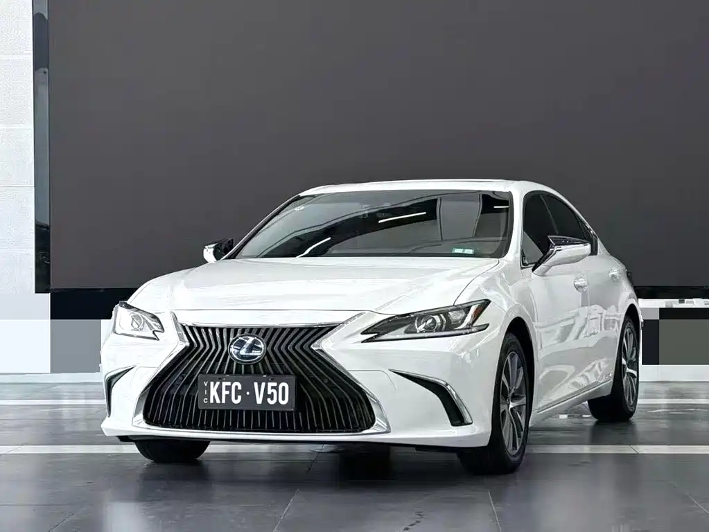 Lexus ES 2020 — фото 1