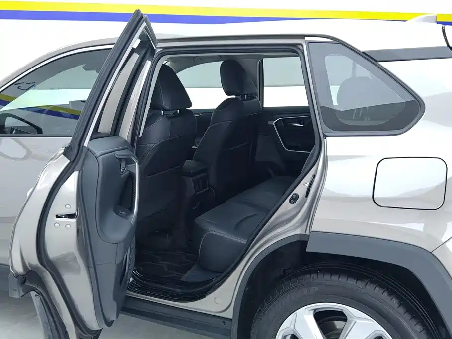 Toyota RAV4 2023 — фото 10