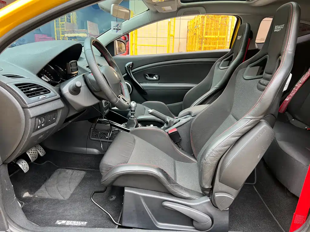 Renault Megane 2018 — фото 10
