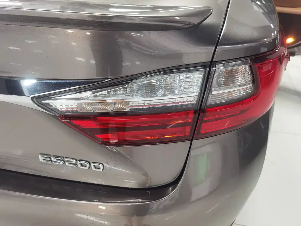 Lexus ES 2018 — фото 18