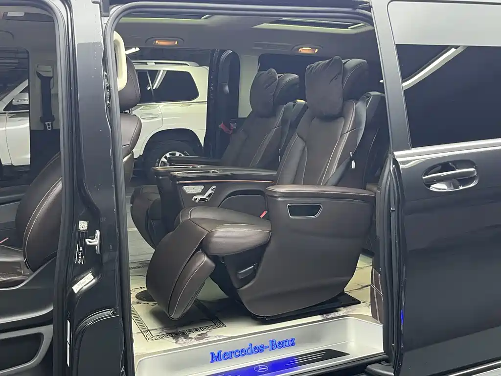 Mercedes-Benz V-Class 2021 — фото 16