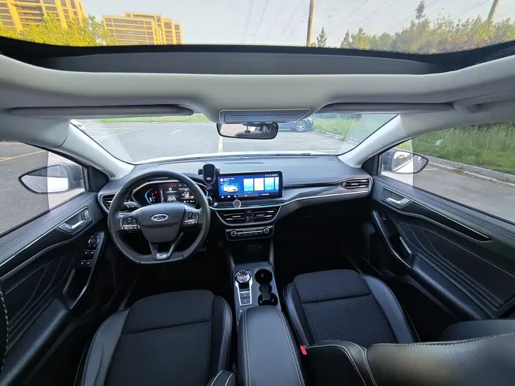 Ford Focus 2022 — фото 12