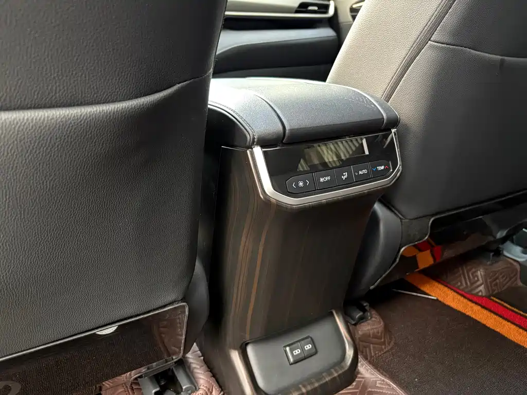 Toyota Highlander 2023 — фото 13