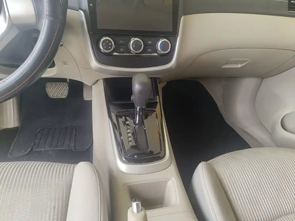 Nissan Tiida 2016 — фото 14