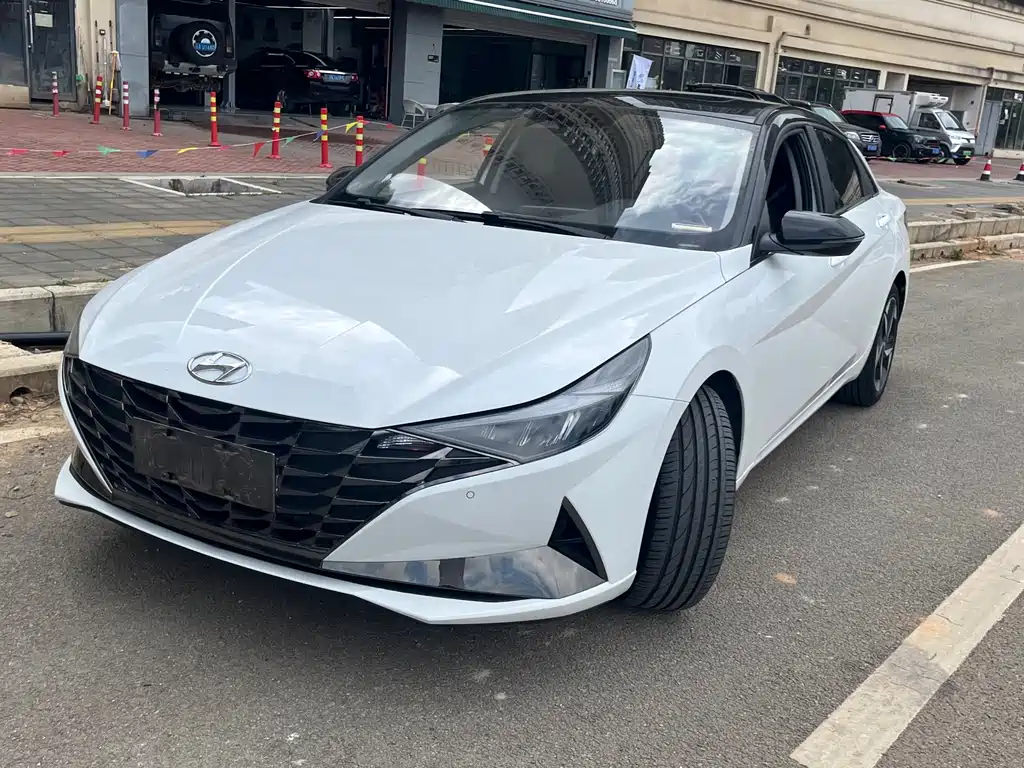 Hyundai Elantra 2022 — фото 1