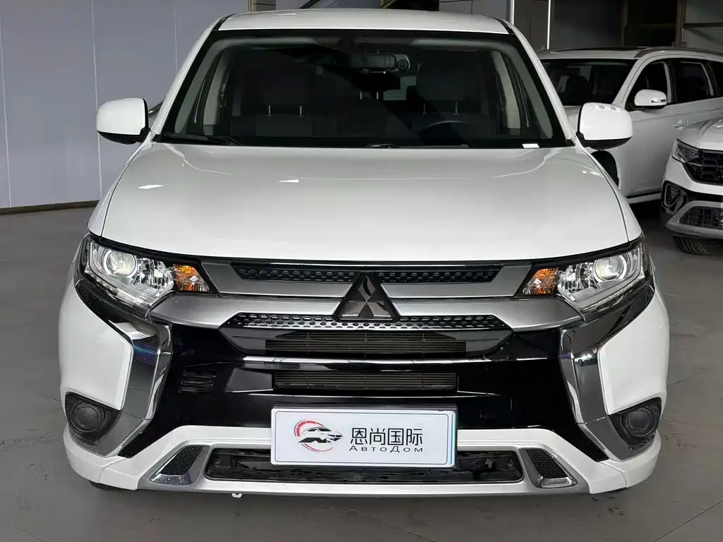 Mitsubishi Outlander 2022 — фото 3