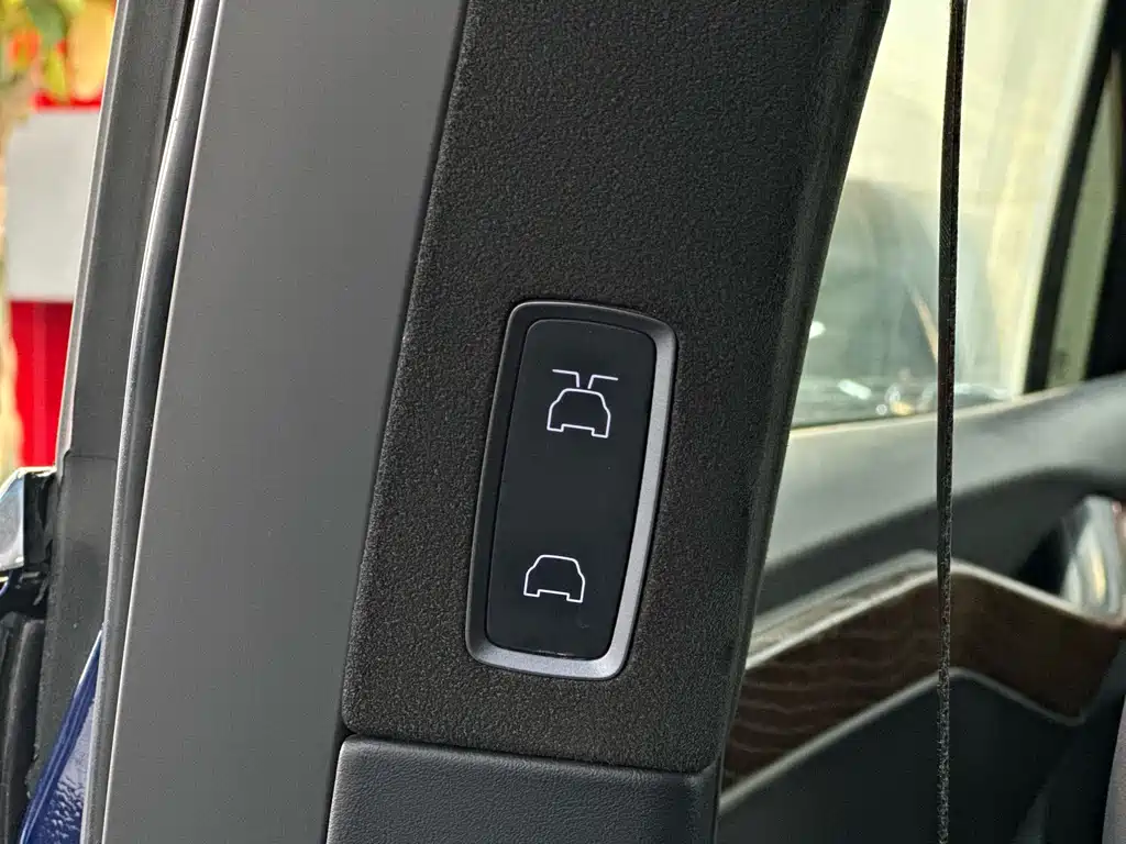 Tesla Model X 2019 — фото 12