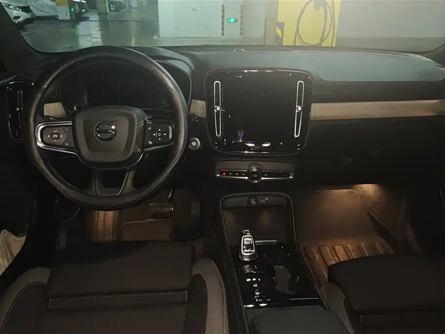Volvo XC40 2023 — фото 12