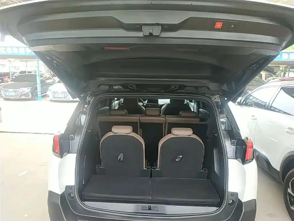 Peugeot 5008 2017 — фото 19