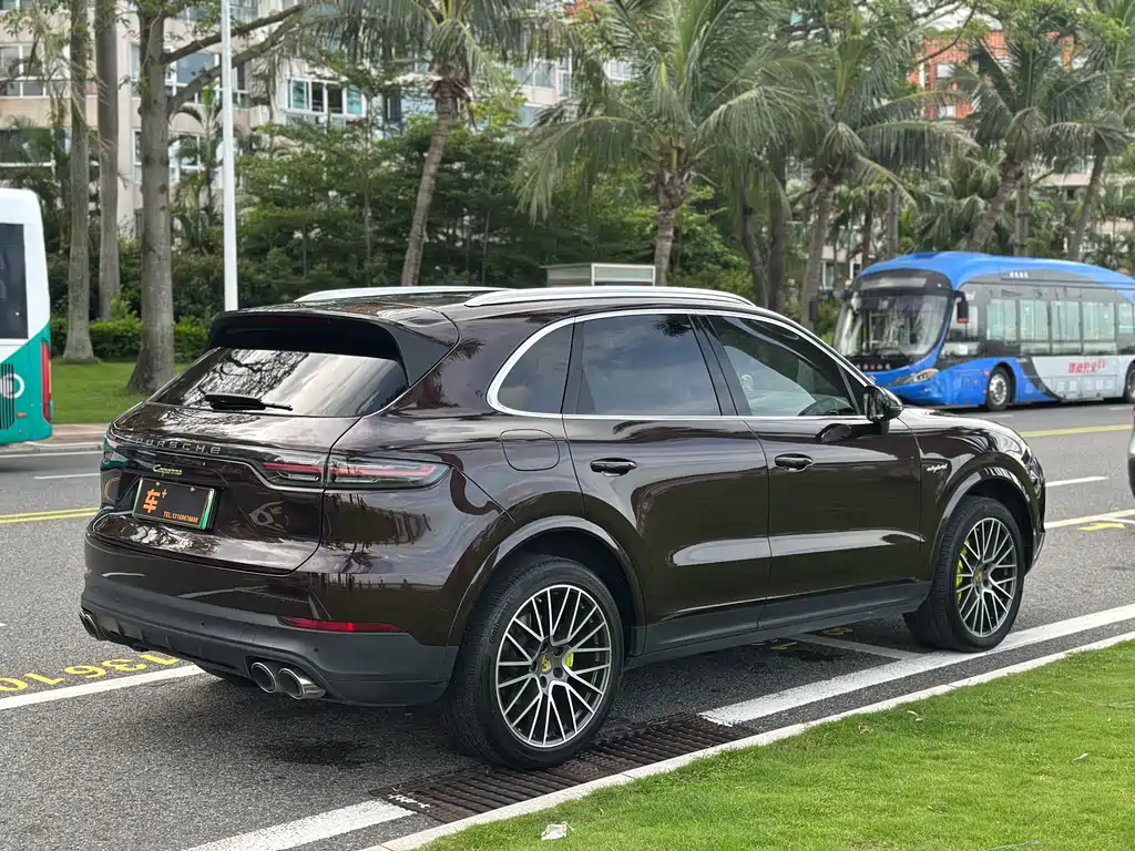 Porsche Cayenne Hybrid 2022 — фото 6