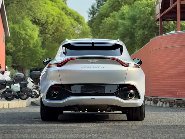 Aston Martin DBX 2021
